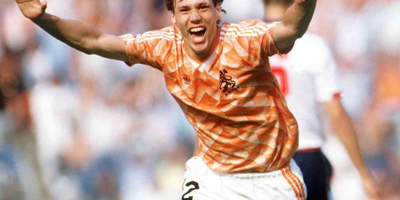 Marco van Basten cầu thủ mang áo số 9 của bóng đá Hà Lan