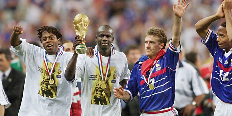 Lilian Thuram (thứ 2 từ trái sang) là danh thủ Pháp vô địch World Cup 1998